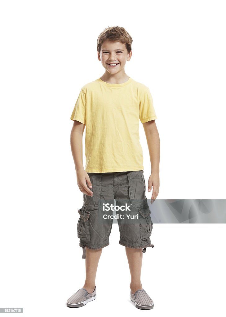 Retrato de niño pequeño pie feliz, aislado sobre fondo blanco - Foto de stock de Niño libre de derechos