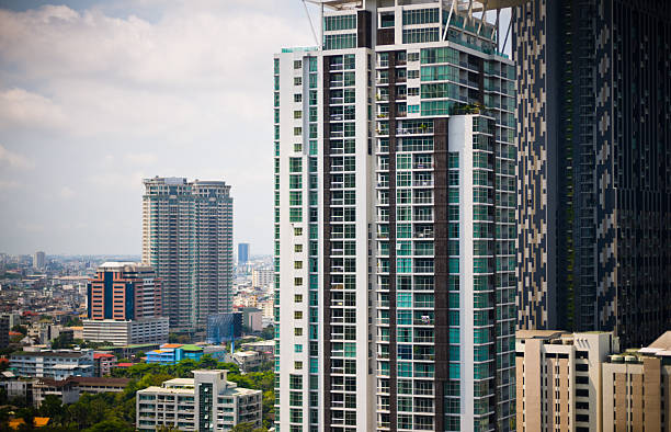 vista aérea do luxo moderno prédio na cidade - apartment moving up tall growth - fotografias e filmes do acervo