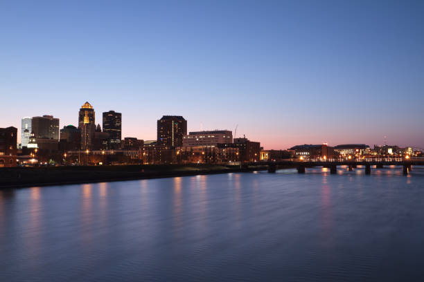 river city - iowa des moines bridge night fotografías e imágenes de stock