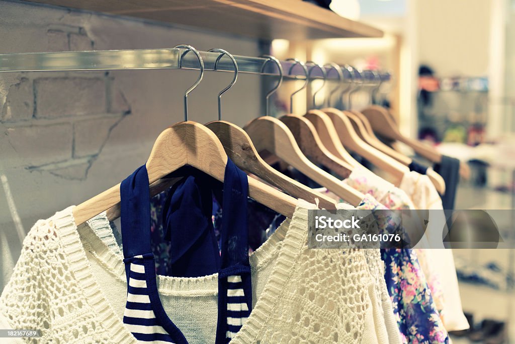 Boutiques de vente au détail et magasin de vêtements de mode - Photo de Affaires libre de droits
