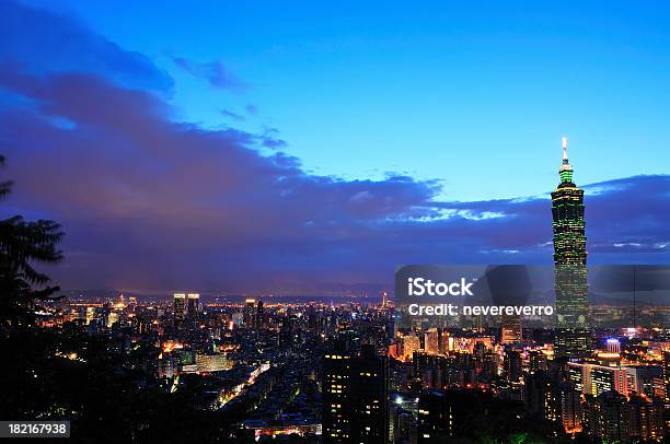 Vista Notturna Della Città Di Taipei - Fotografie stock e altre immagini di Taiwan - Taiwan, Esterno di un edificio, Numero 101