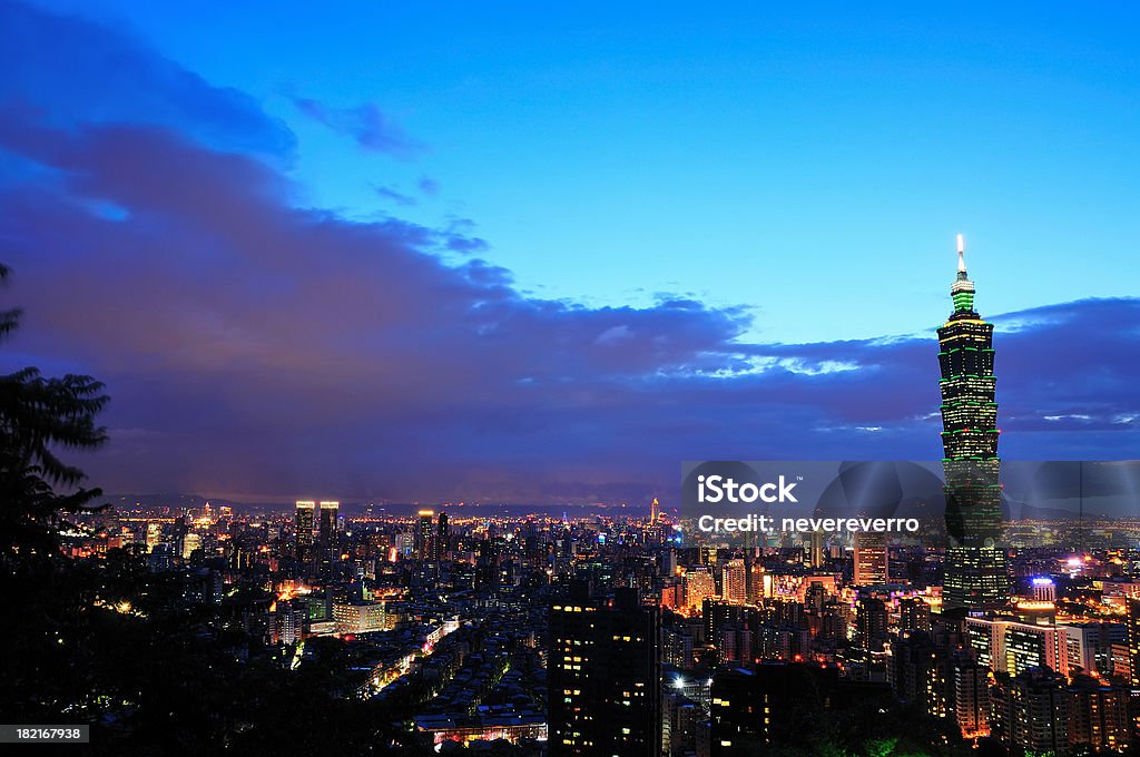 Vista noturna da cidade de Taipei - Foto de stock de Taiwan royalty-free