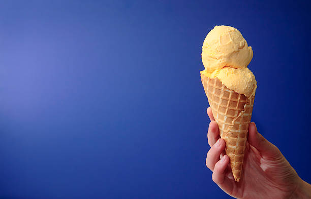 Gelado de Baunilha francesa sobre azul com espaço para copiar - fotografia de stock