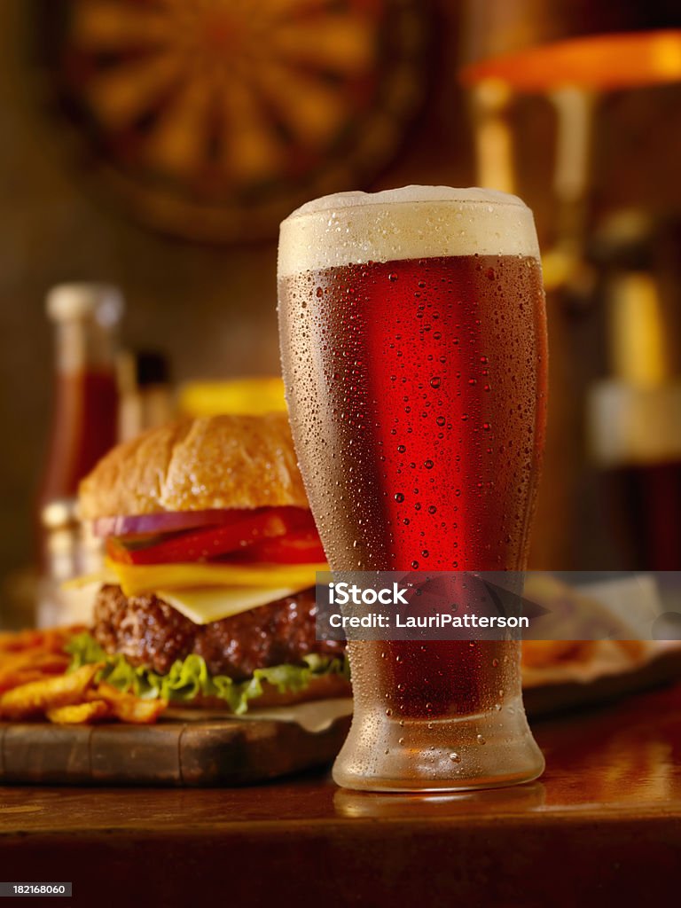 Birra e un hamburger - Foto stock royalty-free di Hamburger