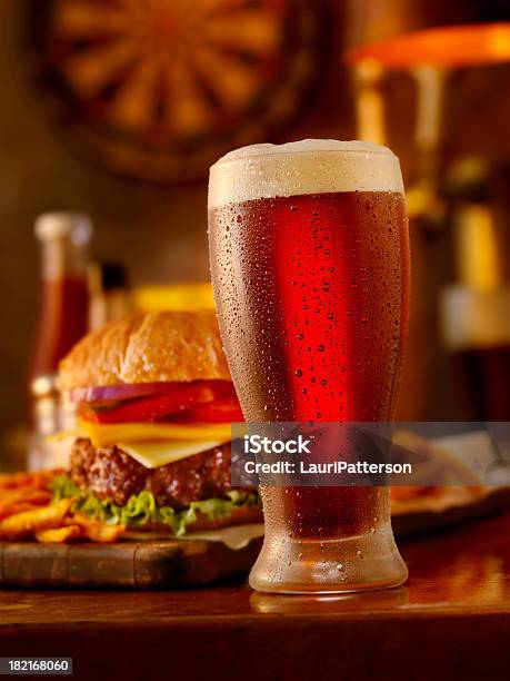 Birra E Un Hamburger - Fotografie stock e altre immagini di Hamburger - Hamburger, Bibita, Birra