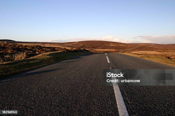 Carretera 2 Foto de stock y más banco de imágenes de Aire libre - Aire libre, Asfalto, Azul