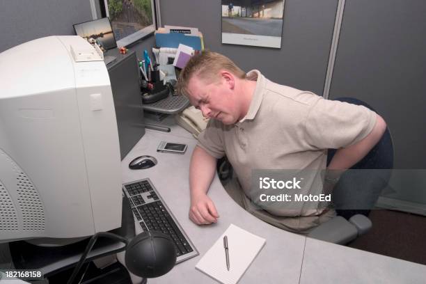 Foto de Dor Nas Costas No Trabalho e mais fotos de stock de Escritório - Escritório, Quiroprático, Adulto