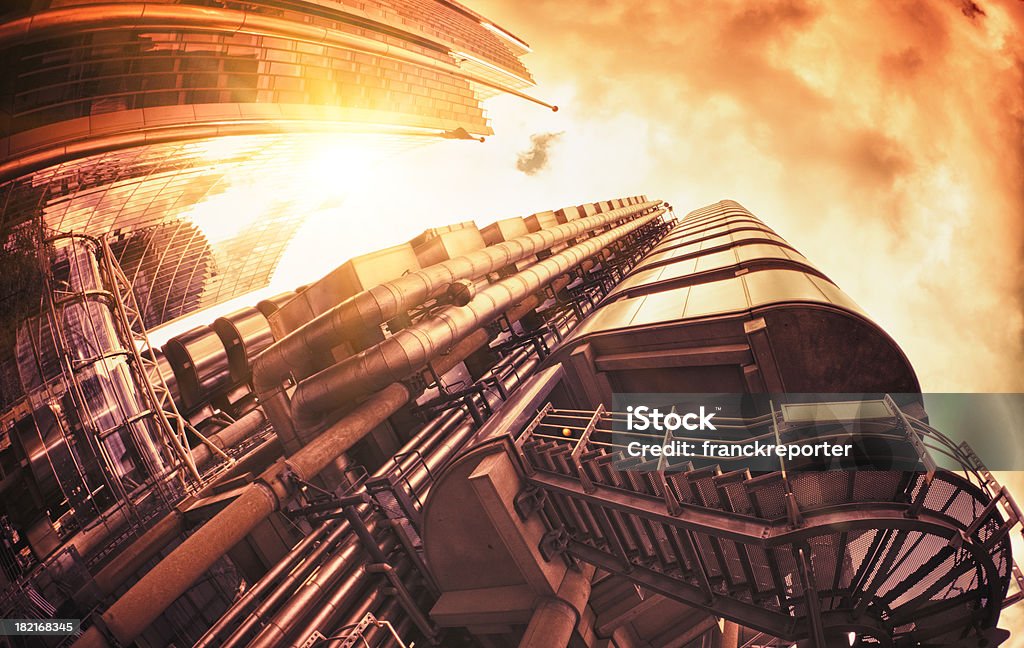 Futurista tubo de aço construção ao Anoitecer - Royalty-free Lloyds de Londres Foto de stock