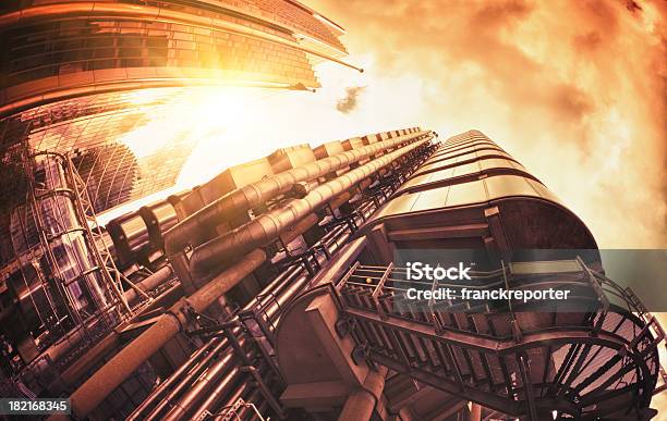 Futurista Tubo De Aço Construção Ao Anoitecer - Fotografias de stock e mais imagens de Lloyds de Londres - Lloyds de Londres, Objetiva olho de peixe, Futurista