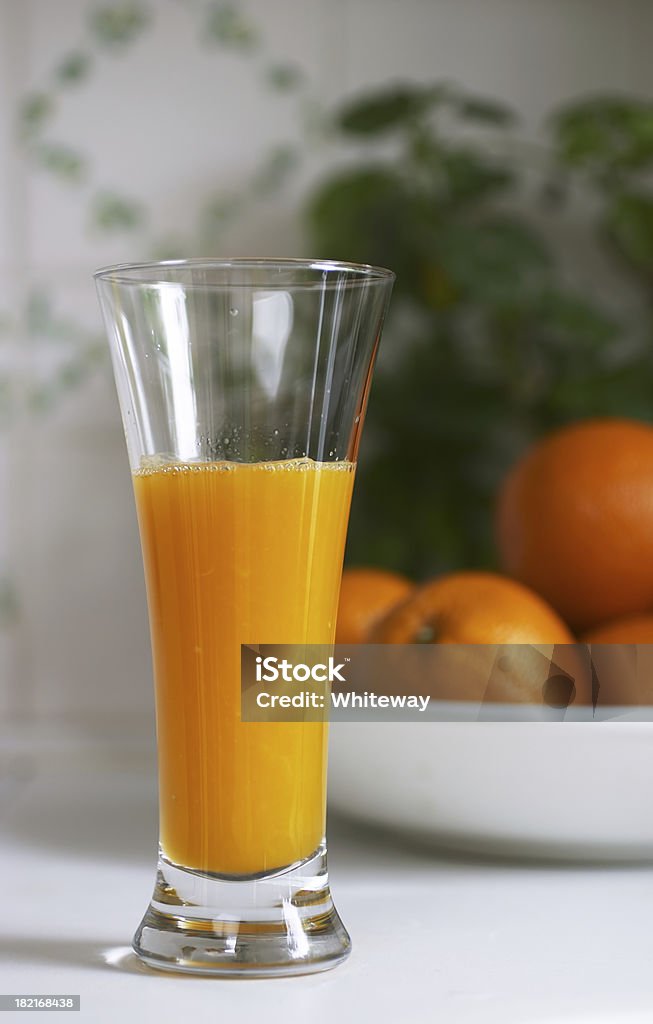 Suco de laranja feito na hora em uma taça - Foto de stock de Alimentação Saudável royalty-free