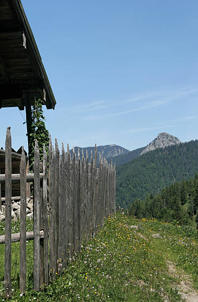 drewniane ogrodzenie - fence hill mountain range mountain zdjęcia i obrazy z banku zdjęć
