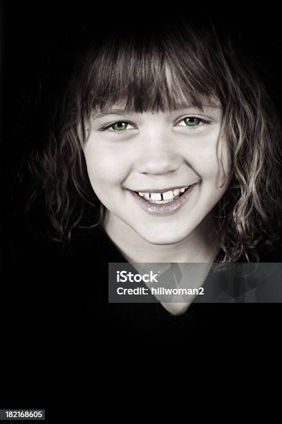 Foto de Garota Com Olhos Verdes e mais fotos de stock de 8-9 Anos - 8-9 Anos, Beleza, Cabelo Encaracolado