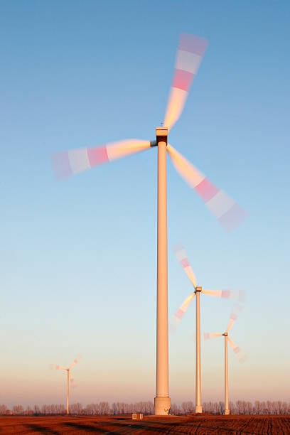 energía eólica ii - wind turbine motion alternative energy wind power fotografías e imágenes de stock