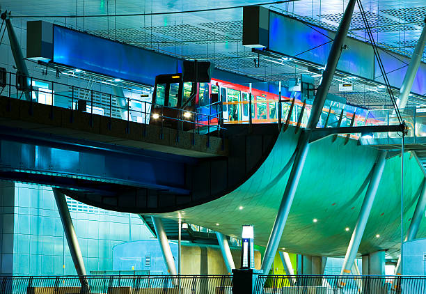 futurista carros estação ferroviária de à noite - canary wharf railway station imagens e fotografias de stock