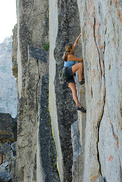 Mulher a escalar rochas#2 - fotografia de stock