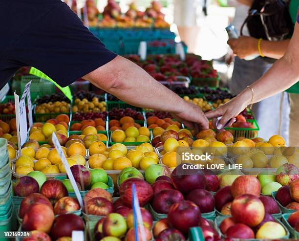 Frutta - Fotografie stock e altre immagini di Fiera agricola - Fiera agricola, Adulto, Adulto di mezza età