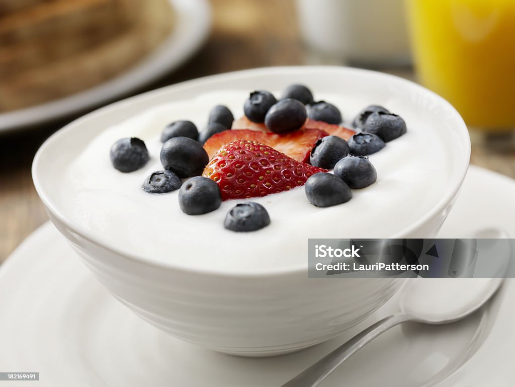 VANIGLIA Yogurt con frutta fresca - Foto stock royalty-free di Yogurt