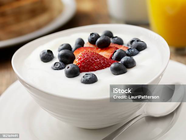 Vaniglia Yogurt Con Frutta Fresca - Fotografie stock e altre immagini di Yogurt - Yogurt, Frutta, Scodella