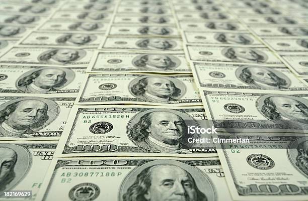 Foto de Contas De Us 100 Fundo e mais fotos de stock de Símbolo do Dólar - Símbolo do Dólar, Nota de dólar americano, Moeda Corrente