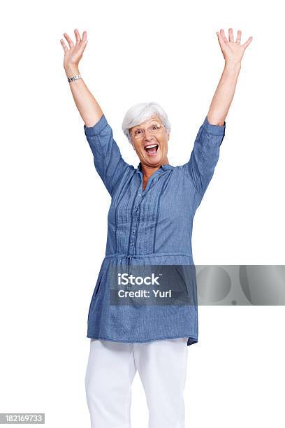 Entusiasta Donna In Piedi Con Le Braccia Alzate - Fotografie stock e altre immagini di Festeggiamento - Festeggiamento, 60-69 anni, Abbigliamento casual