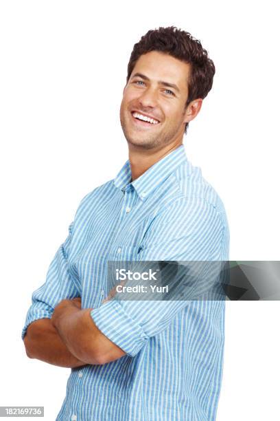 Bonito Jovem Homem Em Pé Com Os Braços Cruzados - Fotografias de stock e mais imagens de 30-39 Anos - 30-39 Anos, Adulto, Alegria