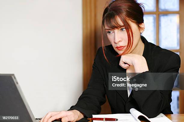 Foto de Focado No Trabalho e mais fotos de stock de Adulto - Adulto, Bem vestido, Cabelo Ruivo