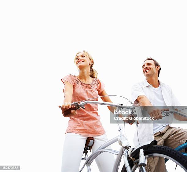 Jovem Casal Sentado Nas Bicicletas - Fotografias de stock e mais imagens de 20-29 Anos - 20-29 Anos, 25-29 Anos, Adulto