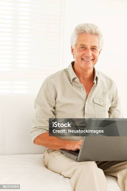 Happy Senior Man ノートパソコンを使う - 1人のストックフォトや画像を多数ご用意 - 1人, 60-64歳, 60代