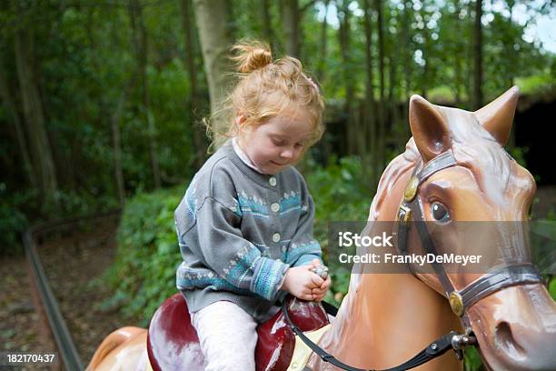 Rapariga A Cavalo Em Diversões - Fotografias de stock e mais imagens de Ao Ar Livre - Ao Ar Livre, Atividade, Atividade Recreativa