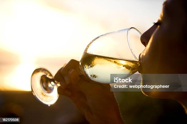 Degustazione Di Vino - Fotografie stock e altre immagini di Vino bianco - Vino bianco, Bere, Bicchiere