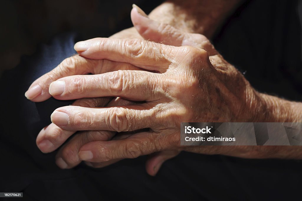 Homem sênior de arthritic mãos na sombra. - Foto de stock de Artrite royalty-free