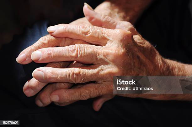 Foto de Homem Sênior De Arthritic Mãos Na Sombra e mais fotos de stock de Artrite - Artrite, Adulto, Antigo