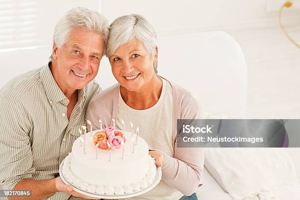 Senior Par Organizar Aniversario De Pastel Foto de stock y más banco de imágenes de 65-69 años - 65-69 años, 70-79 años, Adulto