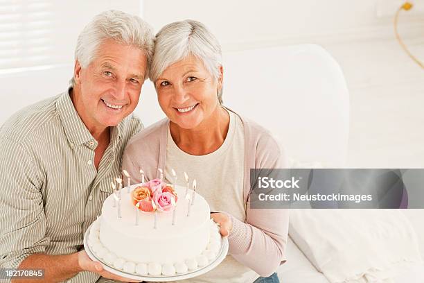 선임 커플입니다 쥠 기념일 케이크 2명에 대한 스톡 사진 및 기타 이미지 - 2명, 65-69세, 70-79세