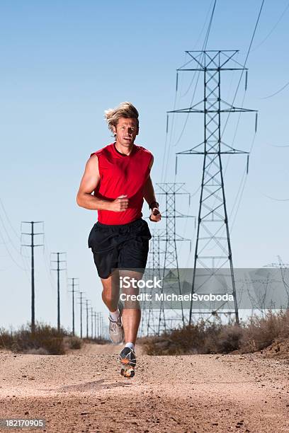 Einsam Runner Stockfoto und mehr Bilder von Männer - Männer, Rennen - Körperliche Aktivität, Schotterstrecke