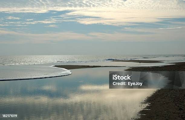 Reflexão Em Maryland Shore - Fotografias de stock e mais imagens de Anoitecer - Anoitecer, Areia, Azul