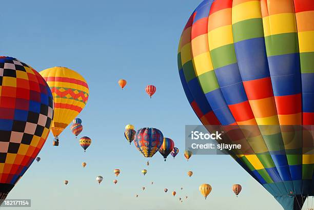 Bliska I Z Daleka - zdjęcia stockowe i więcej obrazów Balon na ogrzane powietrze - Balon na ogrzane powietrze, Albuquerque - Stan Nowy Meksyk, Festiwal balonów