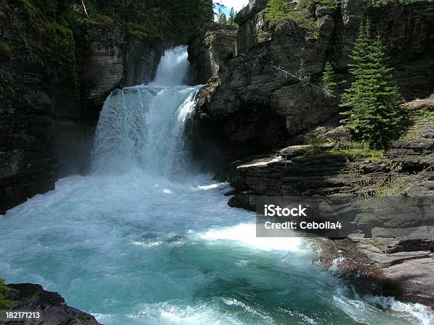 Foto de St Marys Falls Parque Nacional Glacier Montana e mais fotos de stock de Bosque - Floresta - Bosque - Floresta, Cascata, Cena de tranquilidade