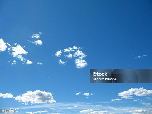 Chmury Na Niebieski Niebo - zdjęcia stockowe i więcej obrazów Bez ludzi - Bez ludzi, Bezchmurne niebo, Biały