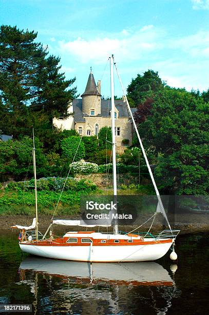 Photo libre de droit de Château Et Yacht banque d'images et plus d'images libres de droit de Bretagne - Bretagne, Bateau à voile, Château