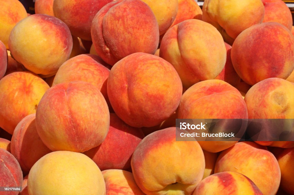 Peaches in mostra presso il Farmer's Market - Foto stock royalty-free di Alimentazione sana