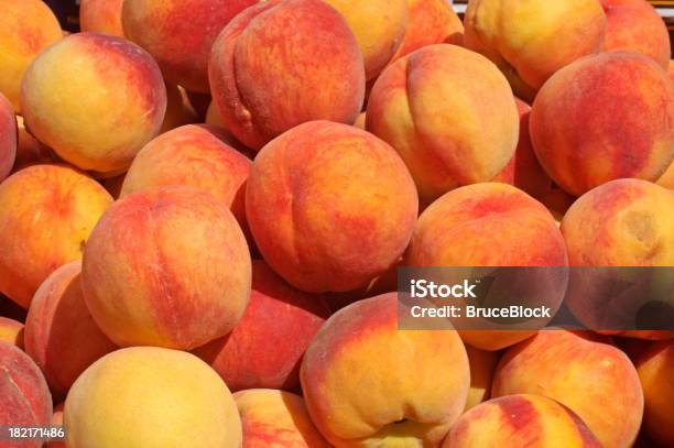 Peaches In Mostra Presso Il Farmers Market - Fotografie stock e altre immagini di Alimentazione sana - Alimentazione sana, Arancione, Cibi e bevande