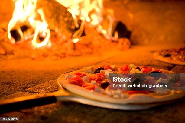 Пицца — стоковые фотографии и другие картинки Пицца - Пицца, Кирпичная печь, Огонь