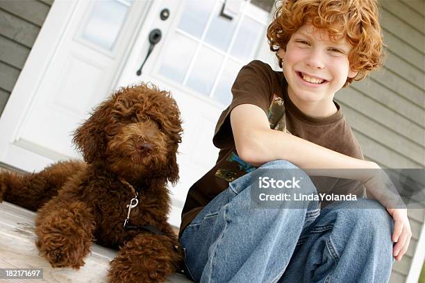 Junge Und Hund Stockfoto und mehr Bilder von Kind - Kind, Haustür, Hund