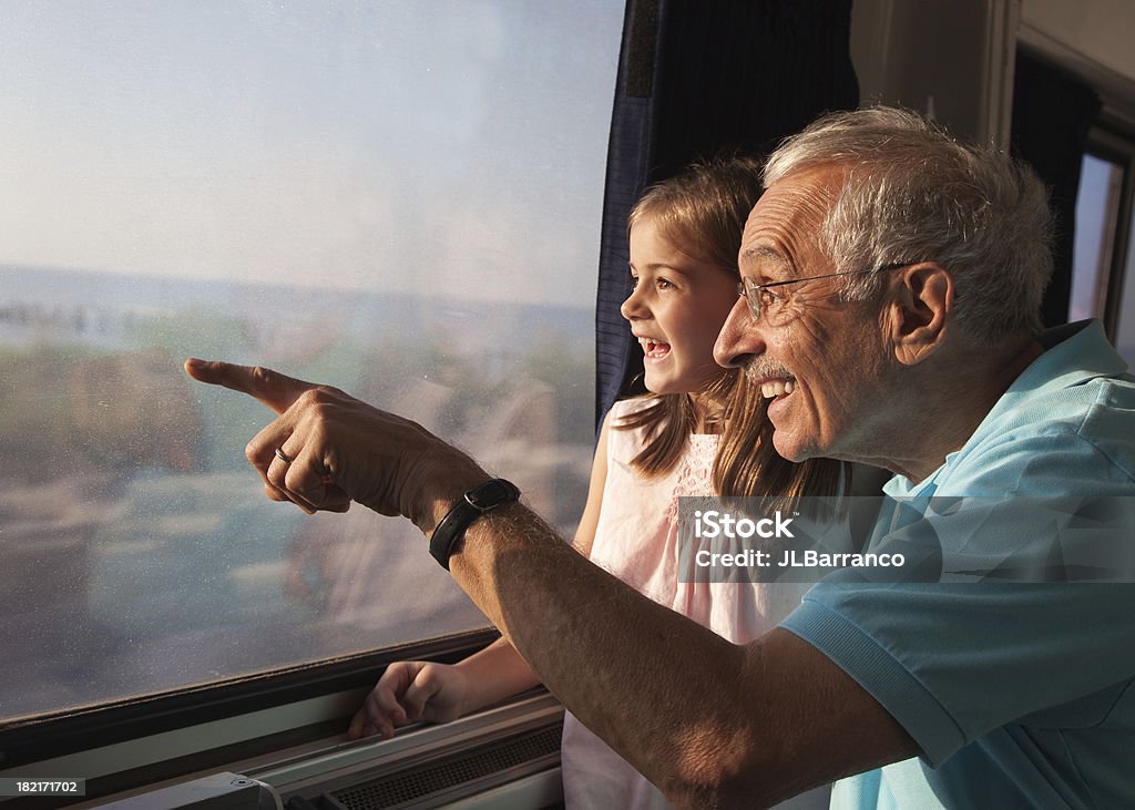 Kind auf Zug mit "und" Grandpa " - Lizenzfrei Eisenbahn Stock-Foto