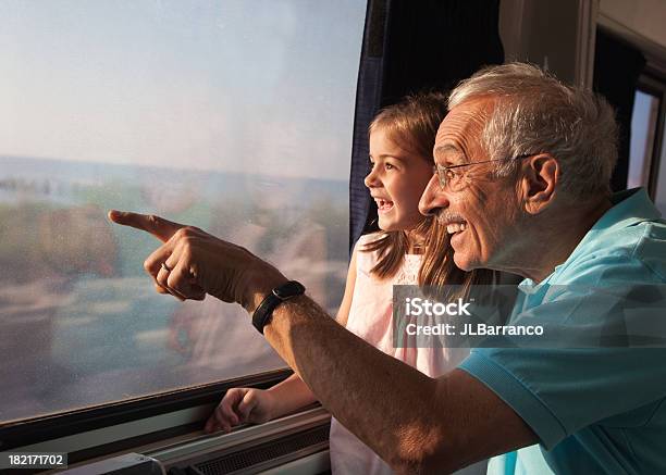 Kind Auf Zug Mit Und Grandpa Stockfoto und mehr Bilder von Eisenbahn - Eisenbahn, Familie, Großvater