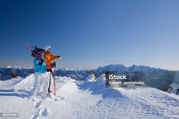 Пара С Лыжное Оборудование На Горы — стоковые фотографии и другие картинки Лыжи - Лыжи, Лыжный спорт, Мода