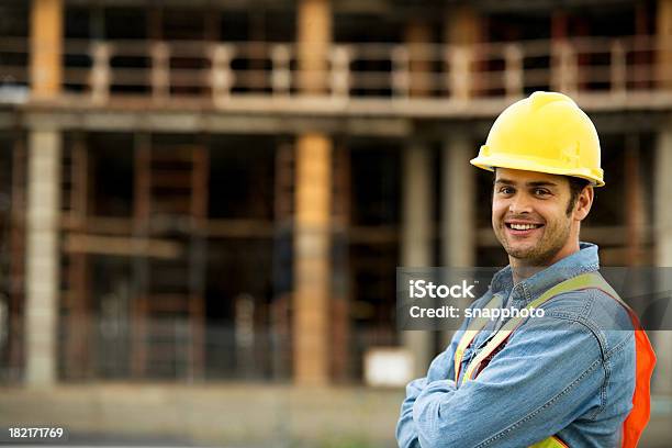 Construção Homem Vestindo Chapéu Duro No Local De Trabalho - Fotografias de stock e mais imagens de Adulto