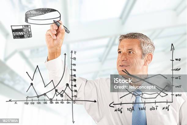 Analista De Negócio - Fotografias de stock e mais imagens de Adulto - Adulto, Aventura, Cifras Financeiras