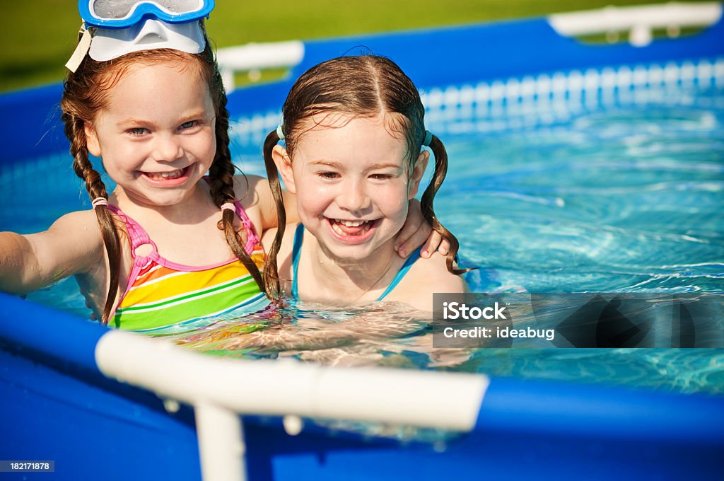 Deux Soeurs heureuse à une piscine - Photo de 2-3 ans libre de droits